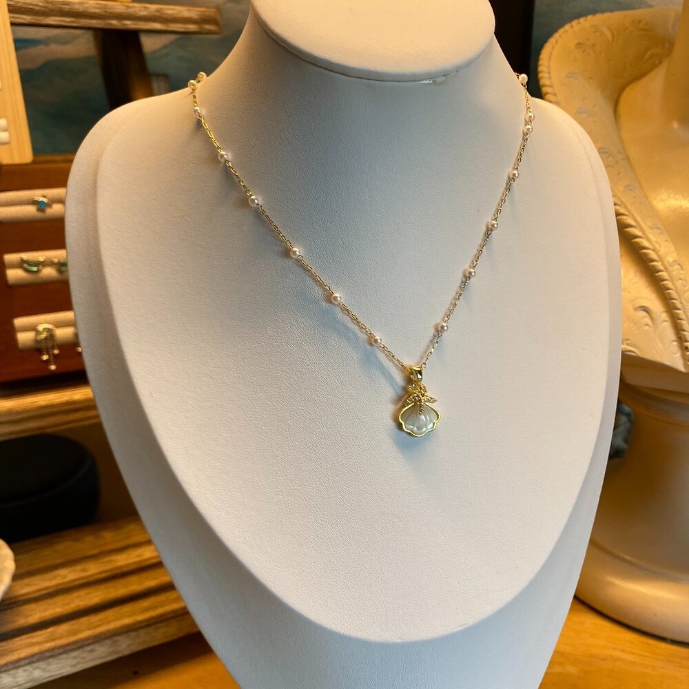 M76 Dainty Gold Tone Clam Shell Pendant Faux Pearls Cute Mermaid Necklace Vibes